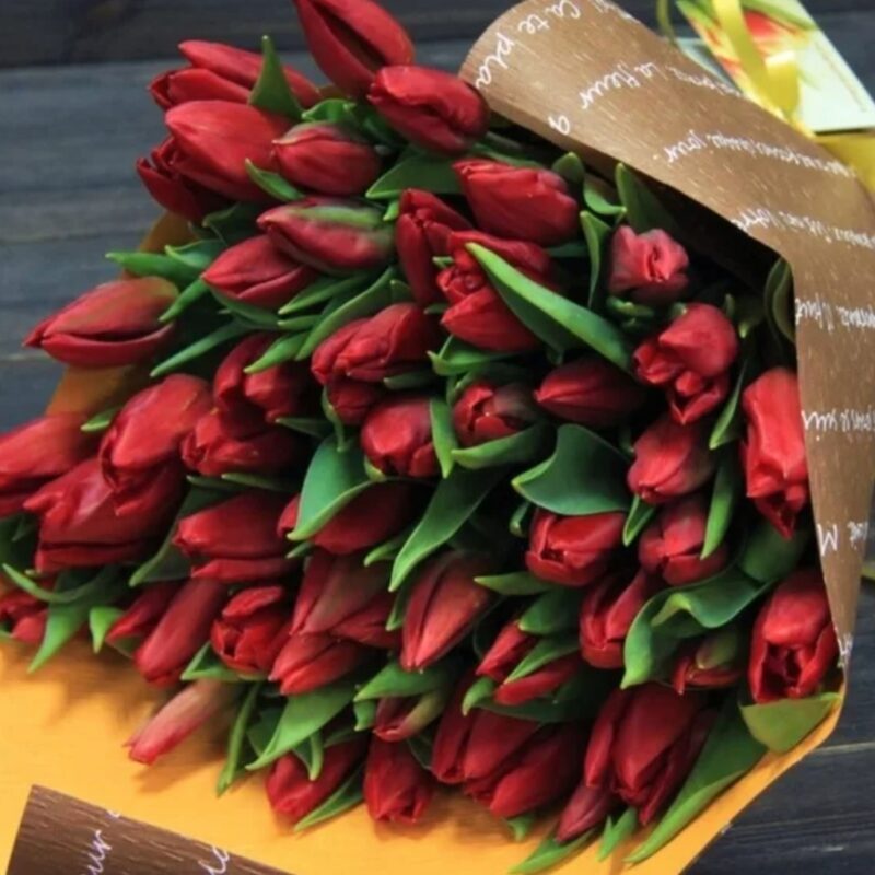 Букет с красными тюльпанами